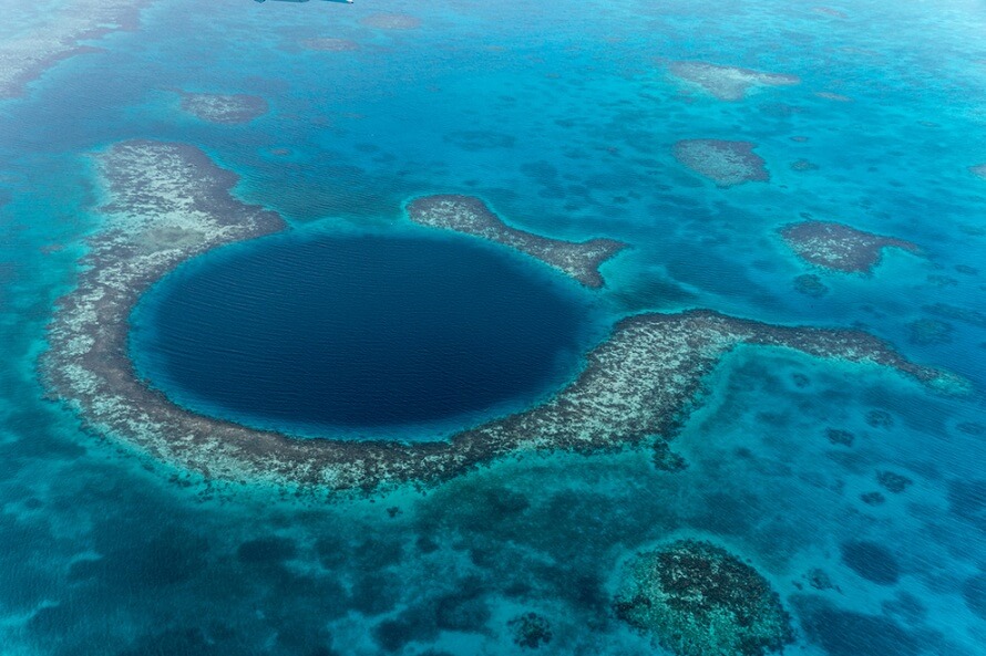 pemandangan menarik di Great Blue Hole di Belize